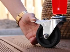 AXI Retro Cooler Rood - Koeler Met Wielen - 76L Inhoud - Koelbox Met Aftapkraan 24 AXI Retro Cooler Rood - Koeler Met Wielen - 76L Inhoud - Koelbox Met Aftapkraan -Sport Buiten 1200x900