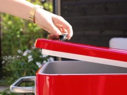 AXI Retro Cooler Rood - Koeler Met Wielen - 76L Inhoud - Koelbox Met Aftapkraan 31 AXI Retro Cooler Rood - Koeler Met Wielen - 76L Inhoud - Koelbox Met Aftapkraan -Sport Buiten 1200x900 4