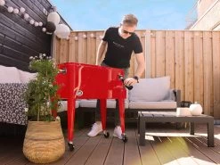 AXI Retro Cooler Rood - Koeler Met Wielen - 76L Inhoud - Koelbox Met Aftapkraan 34 AXI Retro Cooler Rood - Koeler Met Wielen - 76L Inhoud - Koelbox Met Aftapkraan -Sport Buiten 1200x900 7